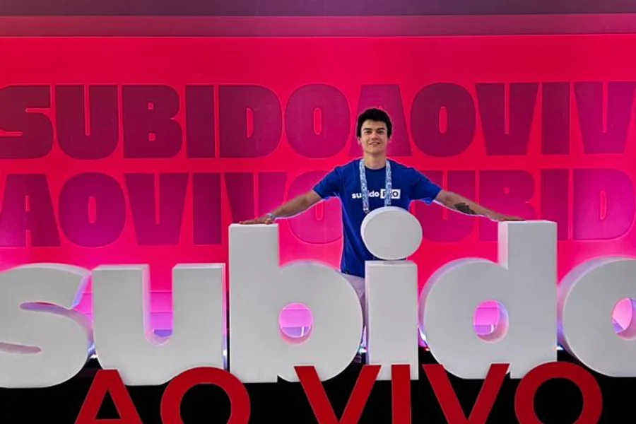 Thalles Cruz no evento Subido AO VIVO, com a camiseta do Subido PRO